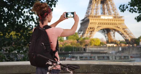 Junge Fitte Kaukasische Radfahrerin Nimmt Video Vom Eiffelturm Telefon Auf — Stockfoto