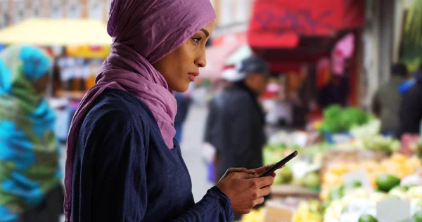 Vacker Ung Muslimsk Kvinna Textning Med Smartphone Utanför — Stockfoto