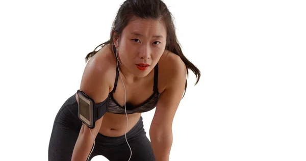 Boşaltmak Için Diz Sportif Genç Asyalı Kadın Jogger Ile Dinlenme — Stok fotoğraf