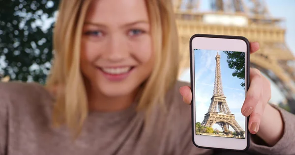 Mujer Bastante Caucásica Compartiendo Foto Teléfono Celular Torre Eiffel — Foto de Stock