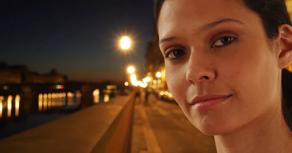 Floransa Caddesi Üzerinde Güzel Turist Kadın Portresi Kadar Nehirden Geceleri — Stok fotoğraf