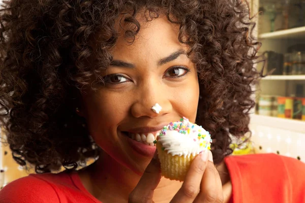 Closeup Retrato Mulher Negra Milenar Comendo Sobremesa Bolo Copo — Fotografia de Stock
