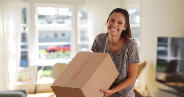 Jolie Fille Caucasienne Portant Boîte Carton Dans Maison Appartement — Photo