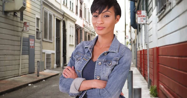 Femme Millénaire Confiante Avec Les Bras Croisés Dans Rue Ville — Photo