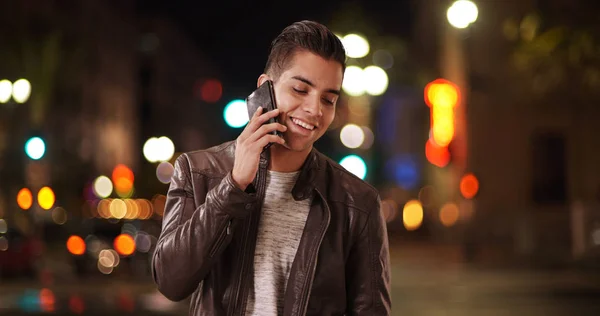 Duizendjarige Latino Man Mobiele Telefoon Gesprek Straat Nachts Stad — Stockfoto