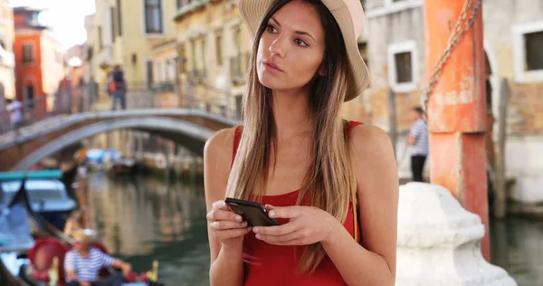 Mujer Con Estilo Top Rojo Usando Teléfono Mirando Alrededor Mientras — Foto de Stock