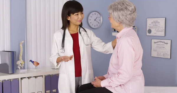 Κινεζικός Γιατρός Μιλώντας Ηλικιωμένος Ασθενής — Φωτογραφία Αρχείου