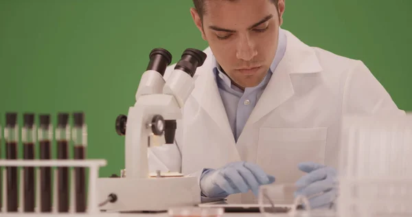 Tysiąclecia Hiszpanie Medyczny Naukowiec Pracujący Jego Laboratorium Zielony Ekran — Zdjęcie stockowe