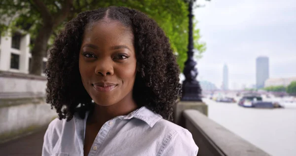 Retrato Turista Bonita Mulher Negra Posando Por River Thames Londres — Fotografia de Stock