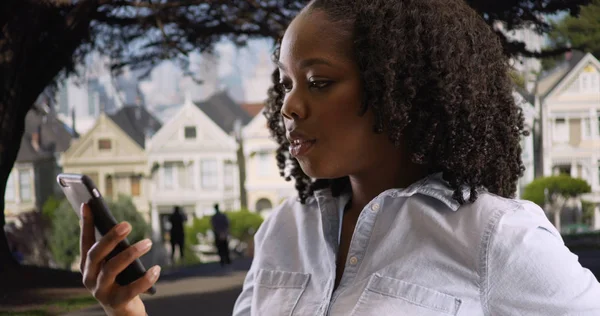 黑人妇女检查手机旧金山社区的肖像 — 图库照片