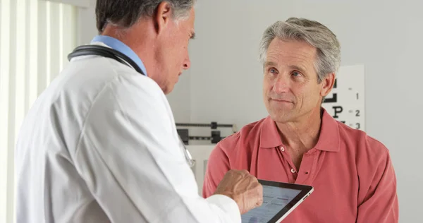 Médecin Sénior Parlant Avec Vieux Patient — Photo