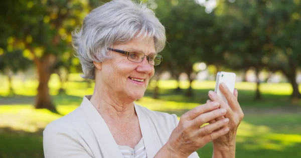 Hippe Oma Macht Selfies Park — Stockfoto