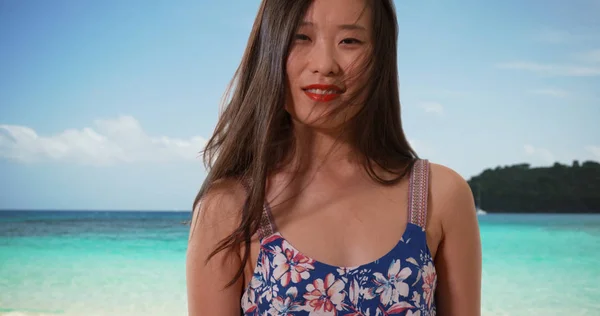 靠近站在圣约翰加勒比海海滩上的年轻美丽的亚洲女性 — 图库照片