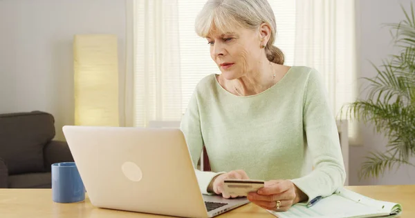 Старшая Женщина Онлайн Торговый Ноутбук — стоковое фото