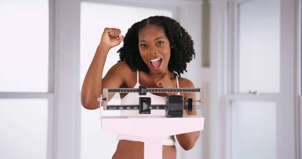 Aantrekkelijke Lachende Zwarte Vrouw Cheers Bij Verlies Van Het Gewicht — Stockfoto