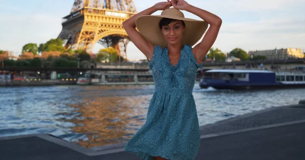 Mischlingshündin Bewegt Sich Mit Freude Neben Dem Eiffelturm — Stockfoto