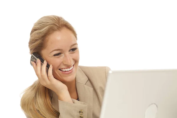 Retrato Joven Chica Negocios Utilizando Teléfono Celular Escritorio Con Ordenador —  Fotos de Stock