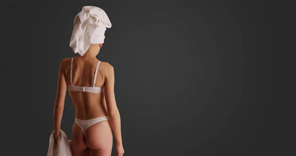 Achteraanzicht Van Vrouw Lingerie Houden Badhanddoek Poseren Een Grijze Achtergrond — Stockfoto