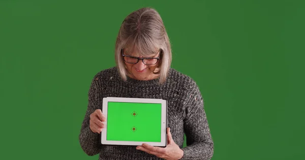 Señora Anciana Sosteniendo Tableta Con Pantalla Verde Pie Pantalla Verde —  Fotos de Stock