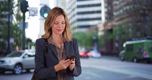 Mulher Profissional Mensagens Texto Smartphone Fora Cidade Rua Centro Cidade — Fotografia de Stock