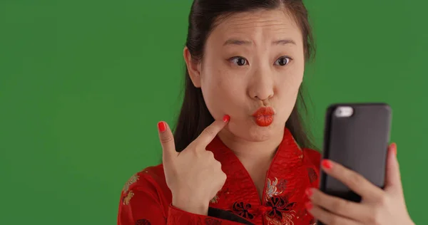 Söt Kinesisk Kvinna Med Smartphone Tar Selfie Grön Skärm — Stockfoto