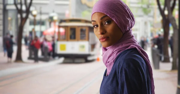 Femeia Neagră Hijab Texting Telefon Apoi Întoarce Pentru Zâmbi Aparat — Fotografie, imagine de stoc