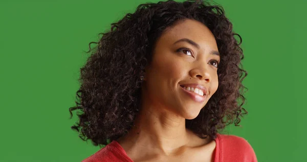 Sevimli Afrikalı Amerikalı Kadın Yeşil Ekranda Mutlu Düşünceler — Stok fotoğraf