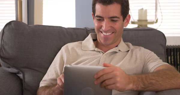 Hombre Feliz Usando Tableta Sofá —  Fotos de Stock