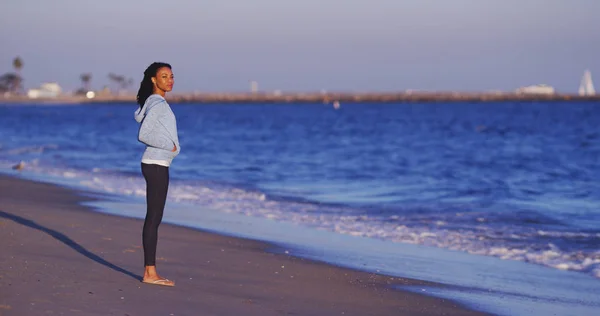 Mujer Negra Disfrutando Vista Mar Hasta Que Llegan Las Olas —  Fotos de Stock