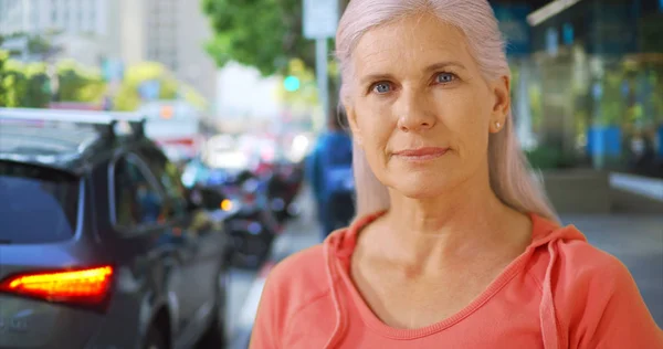 Une Femme Âgée Tient Sur Coin Rue San Francisco — Photo