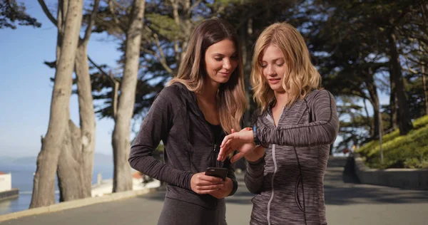 Healthy Brunette Blonde Timing Jog Smartphone Watch — Stock Photo, Image