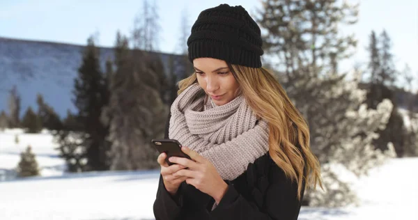 Chica Tomando Café Aire Libre Nieve Riéndose Mensaje — Foto de Stock