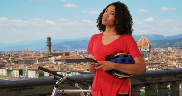Touristin Benutzt Smartphone Karte Während Einer Fahrradtour Florenz Italien — Stockfoto