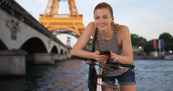 Dziewczyna Dość Tysiąclecia Spodenki Latem Przy Użyciu Telefonów Komórkowych Paryżu — Zdjęcie stockowe