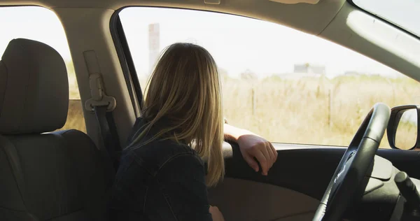 Attraktive Blonde Mädchen Suchen Und Sitzen Auto — Stockfoto