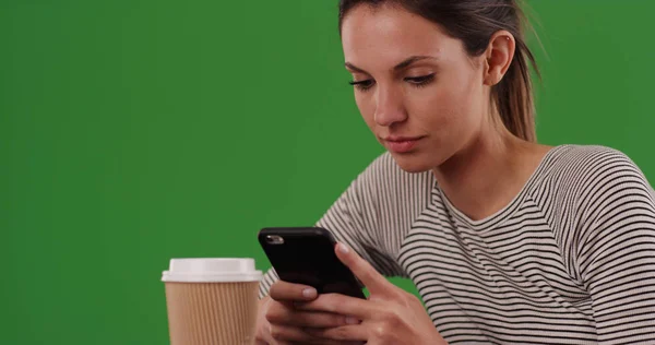 Kaukasiska Kvinna Sitter Café Bord Textning Med Mobiltelefon Grön Skärm — Stockfoto