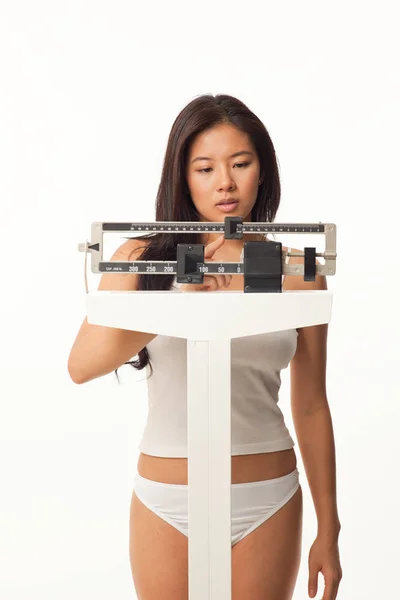 有吸引力的年轻亚洲妇女称自己在平衡尺度上 — 图库照片