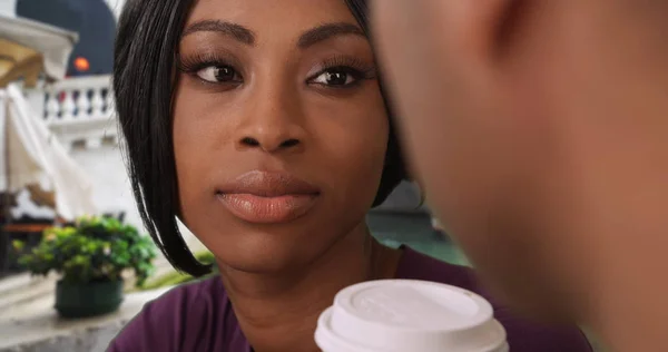 Casual Atraente Mulher Negra Escuta Atentamente Namorado Sobre Café — Fotografia de Stock