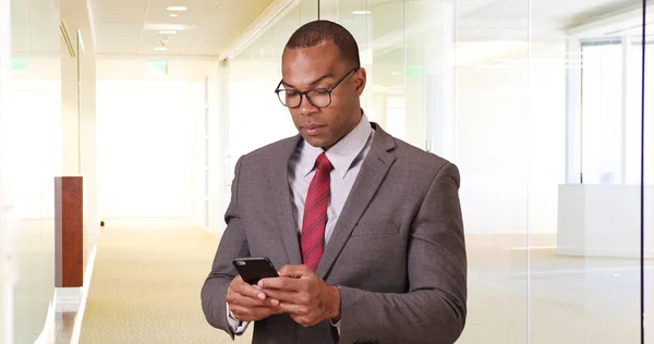 Homem Negro Usa Seu Telefone Para Negócios — Fotografia de Stock