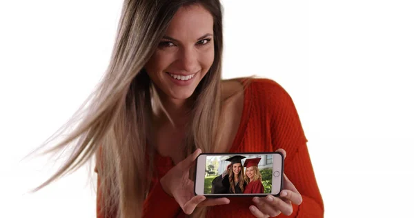 Retrato Una Guapa Morena Mostrando Video Telefónico Ella Amiga Graduación —  Fotos de Stock