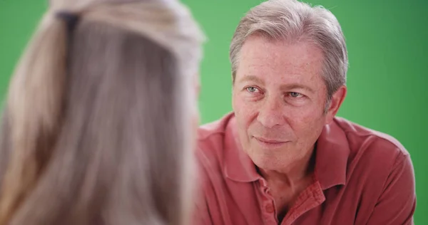 Anciano Hombre Blanco Hablando Con Compañera Femenina Pantalla Verde — Foto de Stock