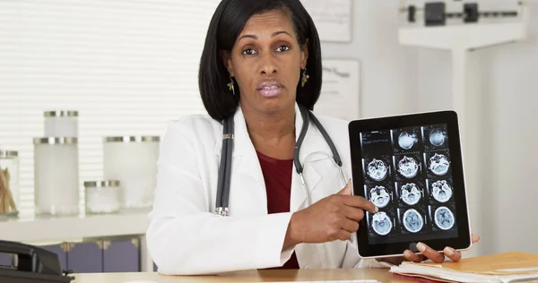 Kvinnliga Läkare Håller Tablett Visar Röntgen — Stockfoto