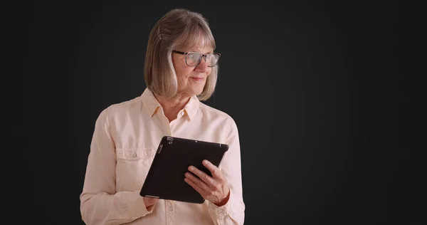 Charming Senior Woman Using Tablet Device Browse Online Gray Background — Stock Photo, Image