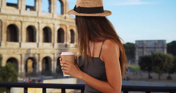 Hermosa Joven Turista Con Café Pie Cerca Del Coliseo Romano — Foto de Stock