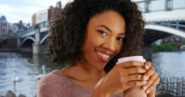 Happy Young Black Woman Tourist Drinking Tea Windsor Out Paper — Stock Photo, Image