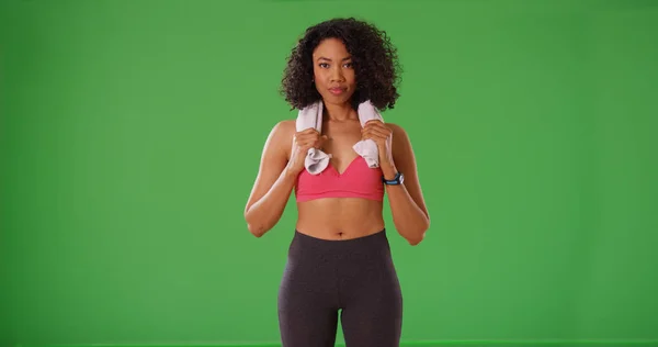 Mujer Afroamericana Sana Ropa Deportiva Posando Con Toalla Pantalla Verde — Foto de Stock