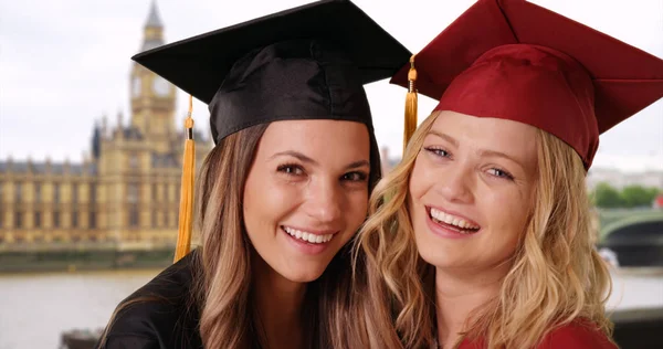 Par Señoritas Con Vestidos Graduación Celebrando Cerca Del Big Ben — Foto de Stock