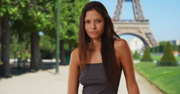 Millennial Girl Vêtue Débardeur Rayé Debout Près Tour Eiffel Paris — Photo
