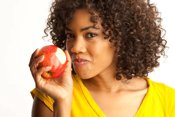 Retrato Jovem Mulher Negra Comendo Maçã Vermelha Fresca Isolada Branco — Fotografia de Stock