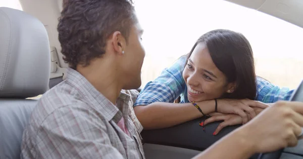 幸せな若いラティーナ女の車で彼氏に笑顔 — ストック写真